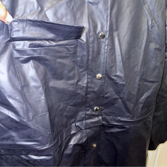 New! Fabletics Kenna Convertible Rain Jacket
Color: Deep Navy Travel Long/Short - Picture 14 of 16